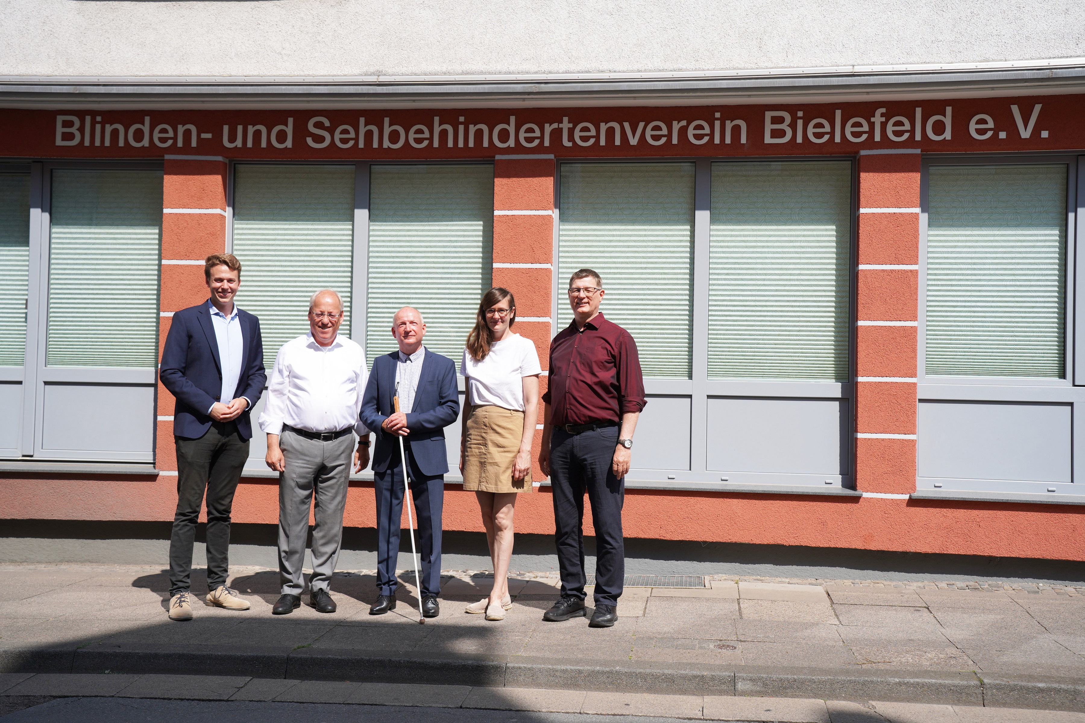 Freuen sich über die barrierefreien Räume: (v.l.), Tom Brüntrup  (Landtagsabgeordneter), Pit Clausen (Oberbürgermeister), Andreas Bruder (Vereinsvorsitzender), Christina Kampmann (Landtagsabgeordnete) und Bertram Weiland (Architekt)